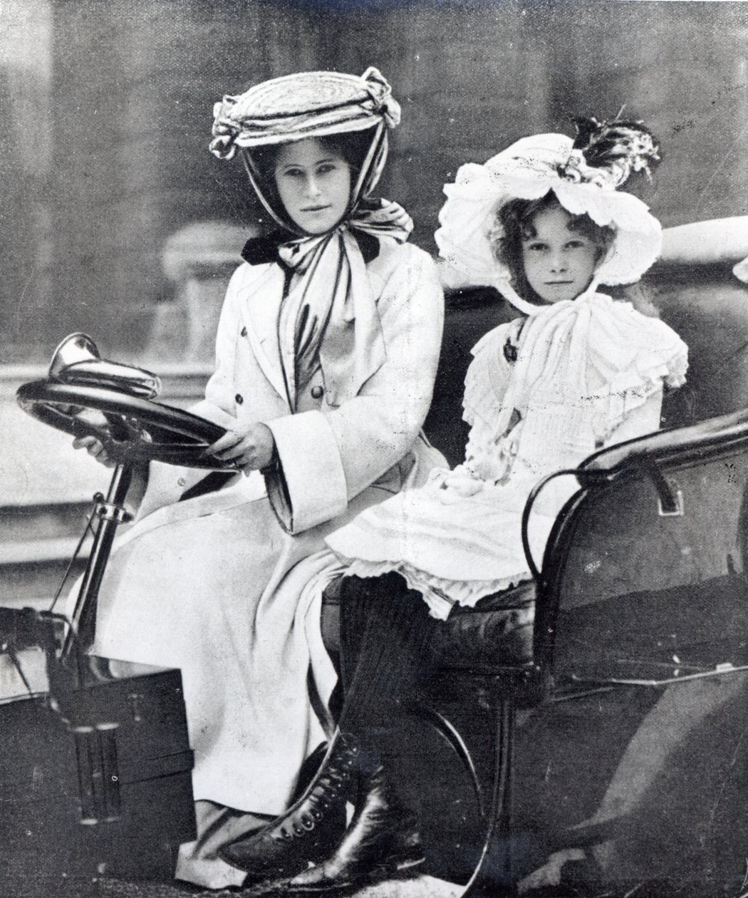 Millicent, Herzogin von Sutherland und ihre Tochter beim ersten Treffen des Ladies Automobile Club, 1903 von English Photographer