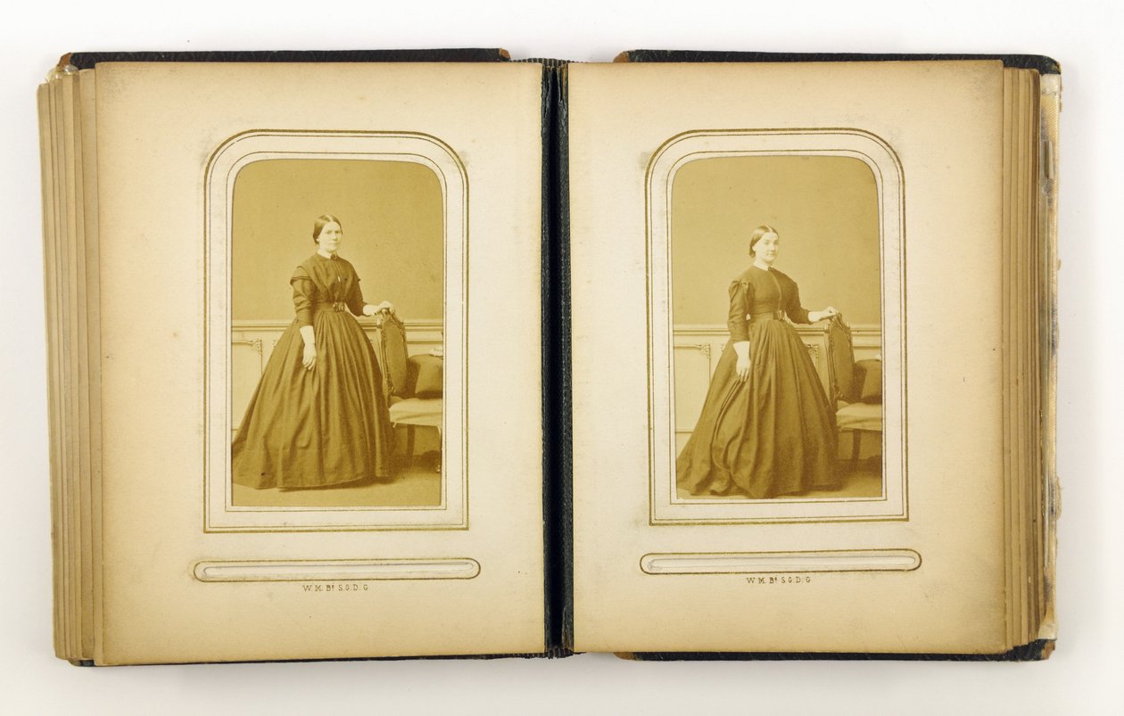 Fotoalbum mit 31 Visitenkarten, 1867 von English Photographer