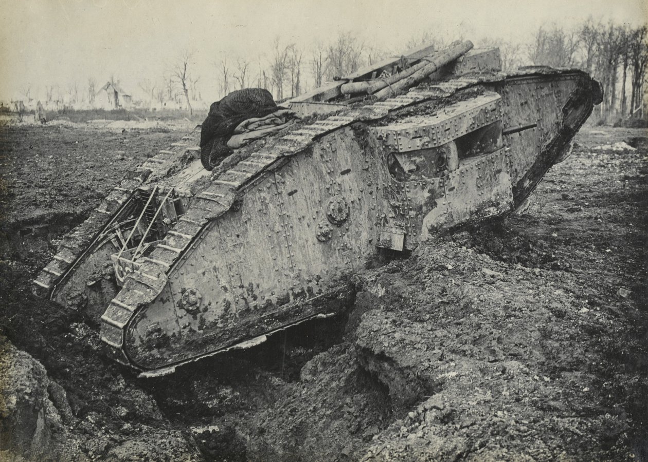 Fotografie eines britischen Panzers, 1918 von English Photographer