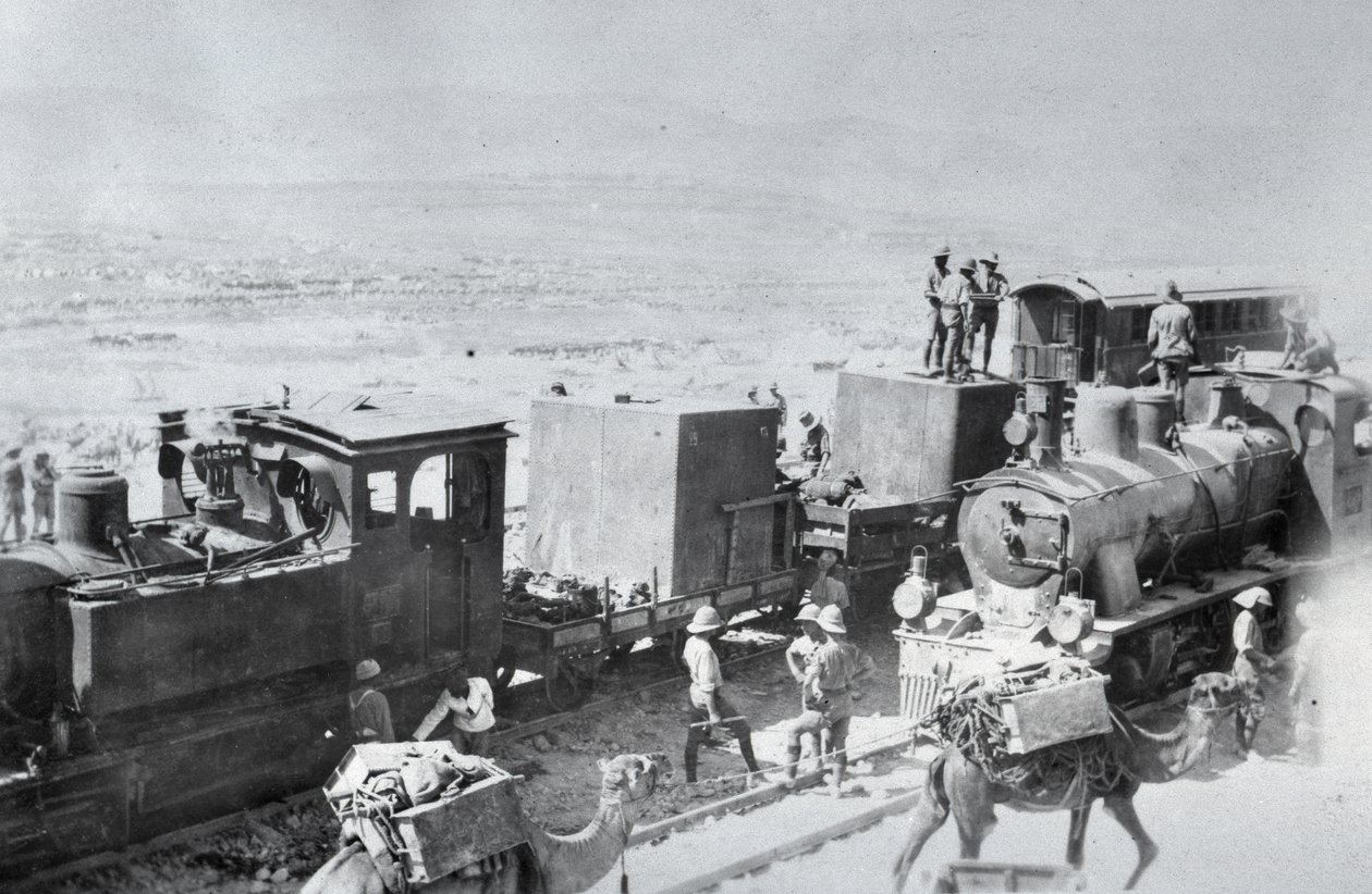 Eisenbahnlokomotiven mit Versorgungskamelen in Mesopotamien während des Ersten Weltkriegs, aus einem Album von Lt. Kindom von English Photographer