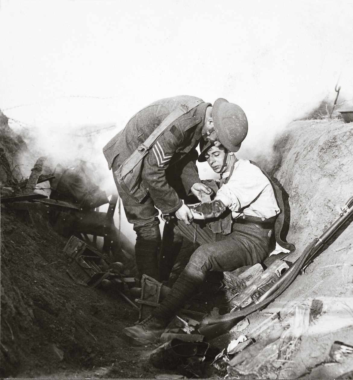 Erste Hilfe von seinem Sergeant in einem Schützengraben während der Schlacht bei Peronne, 1918 von English Photographer