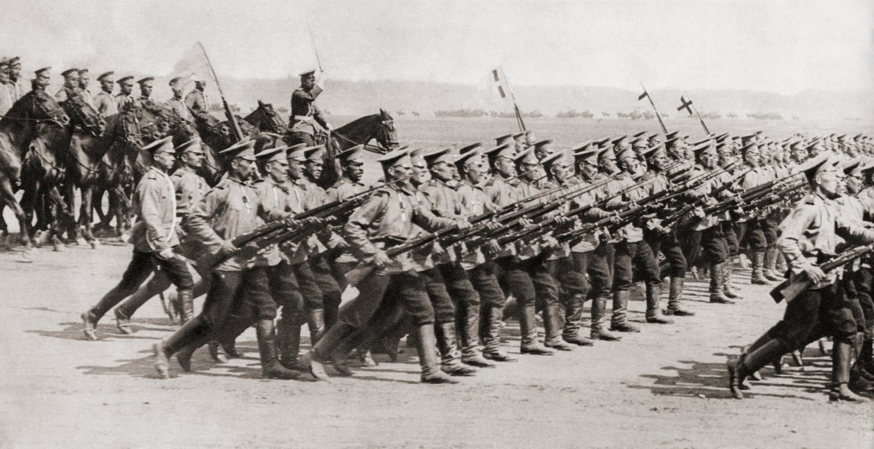 Russisches Infanterieregiment marschiert im Kampfanzug während des Ersten Weltkriegs, aus 