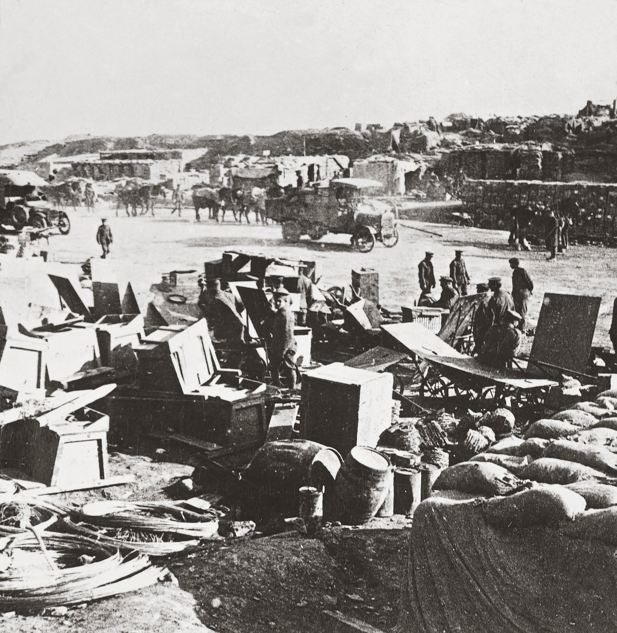 Kriegsseile in der Suvla-Bucht, die von unserer Handelsmarine tausende Meilen transportiert wurden von English Photographer