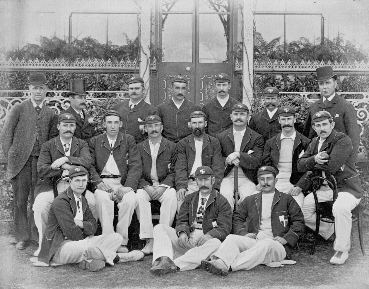 Die Australier, 1893 Achte Mannschaft, aus Berühmte Kricketspieler und Kricketplätze, veröffentlicht von Hudson und Kearns, 1895 von English Photographer