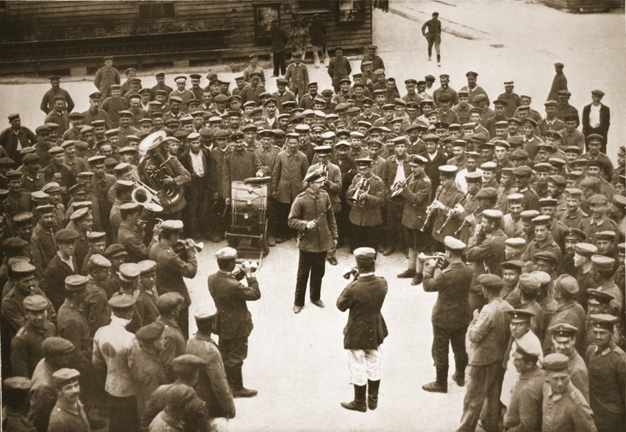 Die Band spielt auf dem Kasernenplatz, Dorchester, Illustration aus Deutsche Gefangene in Großbritannien (Fotogravur) von English Photographer