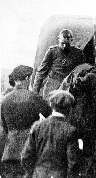 Der gefangene Pilot eines der Angreifer vom 6. Dezember 1917 von English Photographer