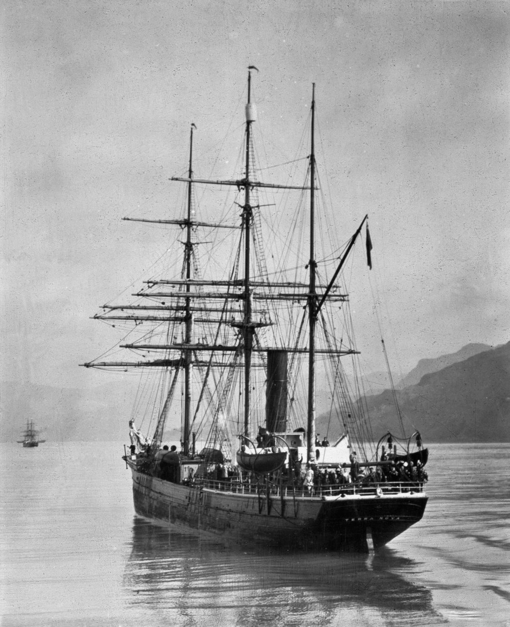 Die Terra Nova, gesegelt von Scott, in antarktischen Gewässern, 1910 von English Photographer
