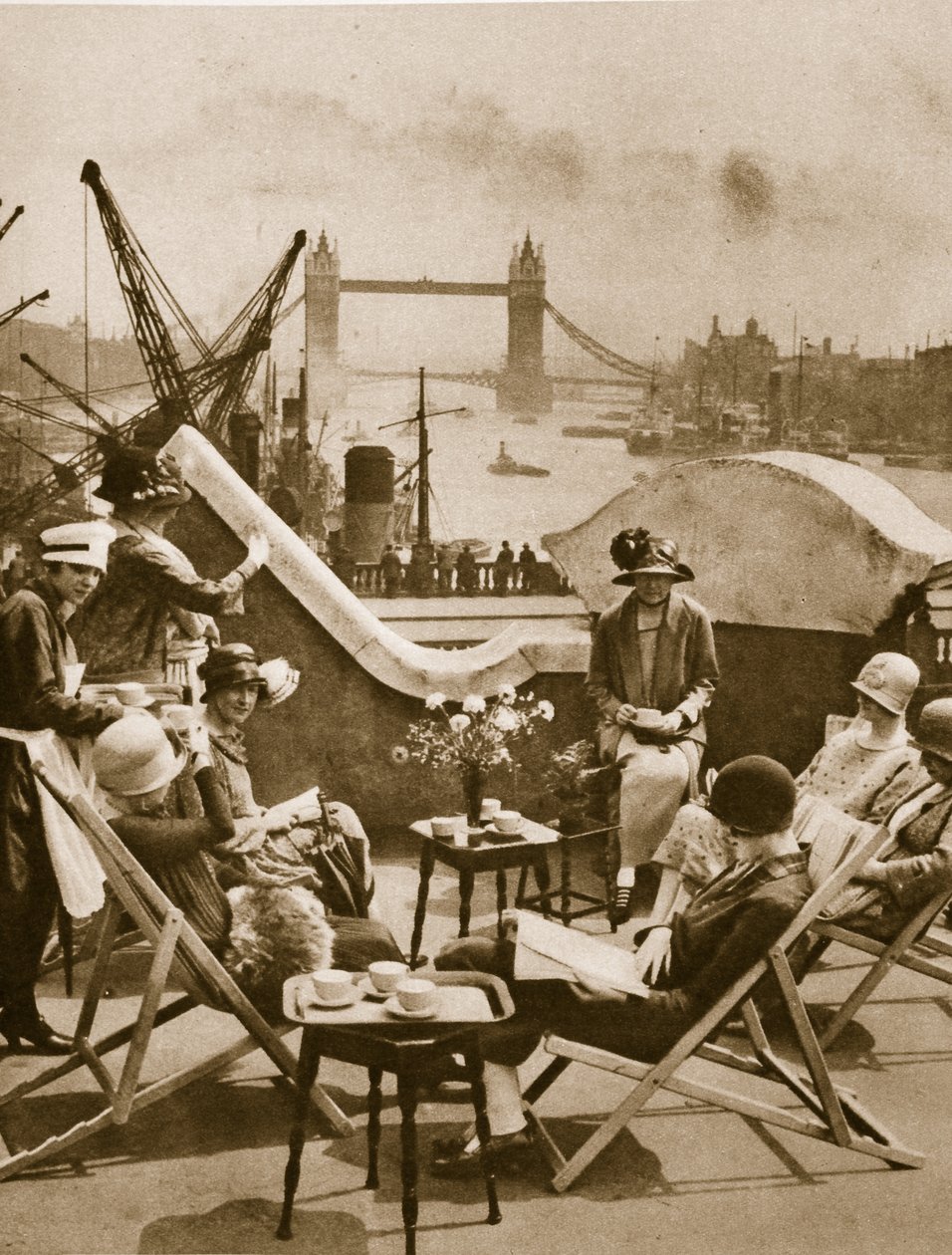 Der Dachgarten des Langbourne Clubs für Stadtfrauen, Fishmonger Hall Street, London 1925 von English Photographer