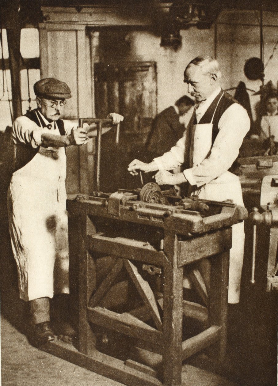Zwei ältere Schlosser, die Schlüsselfässer schneiden, aus Wonderful London, veröffentlicht 1926-27 von English Photographer