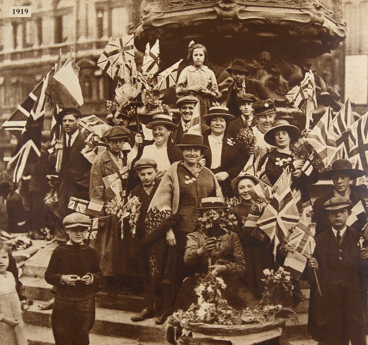 Siegesfeiern unter Eros, Piccadilly, London, 1919 von English Photographer