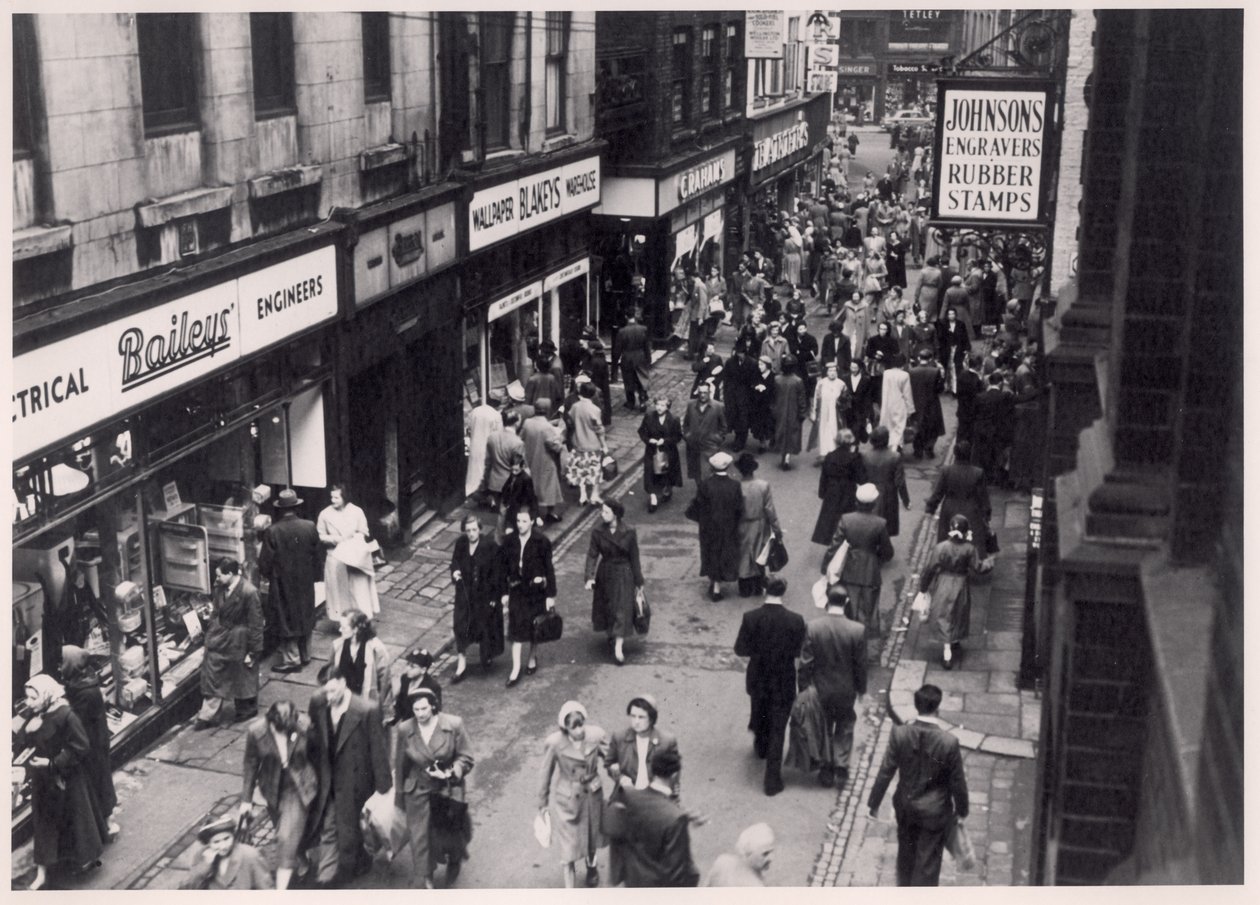 Blick auf Einkäufer in der Trinity Street, Leeds, 1956 von English Photographer
