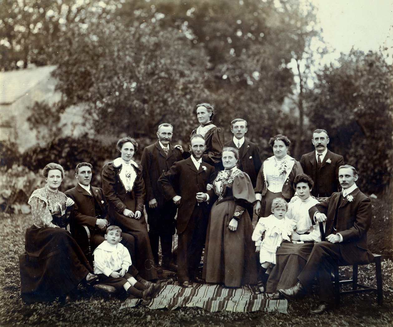 Hochzeitsgruppe, Trowbridge, Wiltshire, England, um 1900 von English Photographer