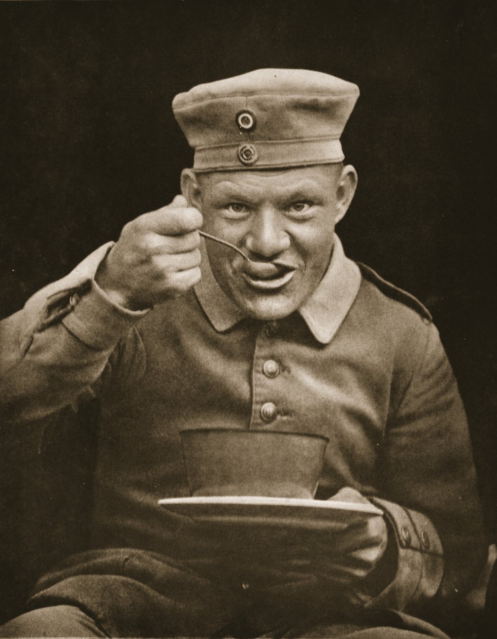 Gut genährter Gefangener, Illustration aus Deutsche Gefangene in Großbritannien (Fotogravur) von English Photographer