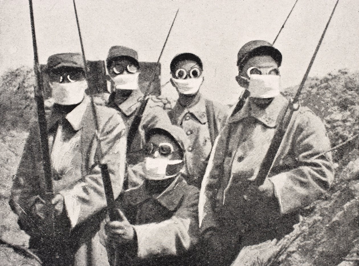 Französische Soldaten mit Gasmasken im Jahr 1915, aus 