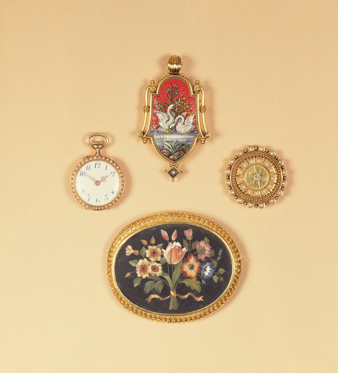 Gesplittete Perlen-Taschenuhr (vorne und hinten); viktorianische Mikromosaik-Brosche; viktorianische Pietra-Dura-Brosche von English School