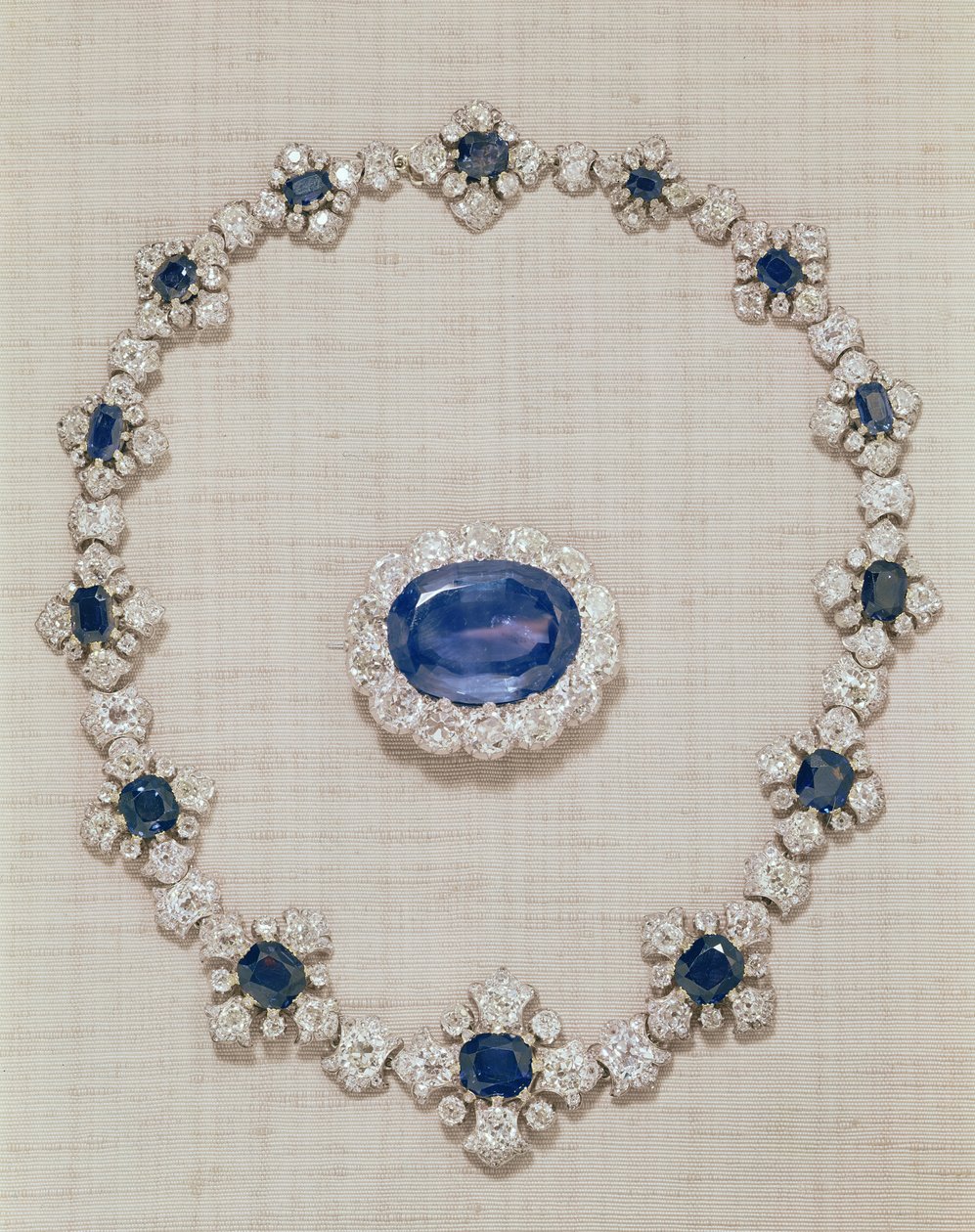 Die Saphire der Prinzessin Royal - Saphir- und Diamantbrosche und Halskette von English School