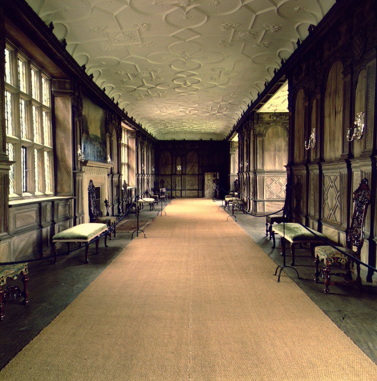 Ansicht der Long Gallery, spätes 16. - frühes 17. Jahrhundert von English School