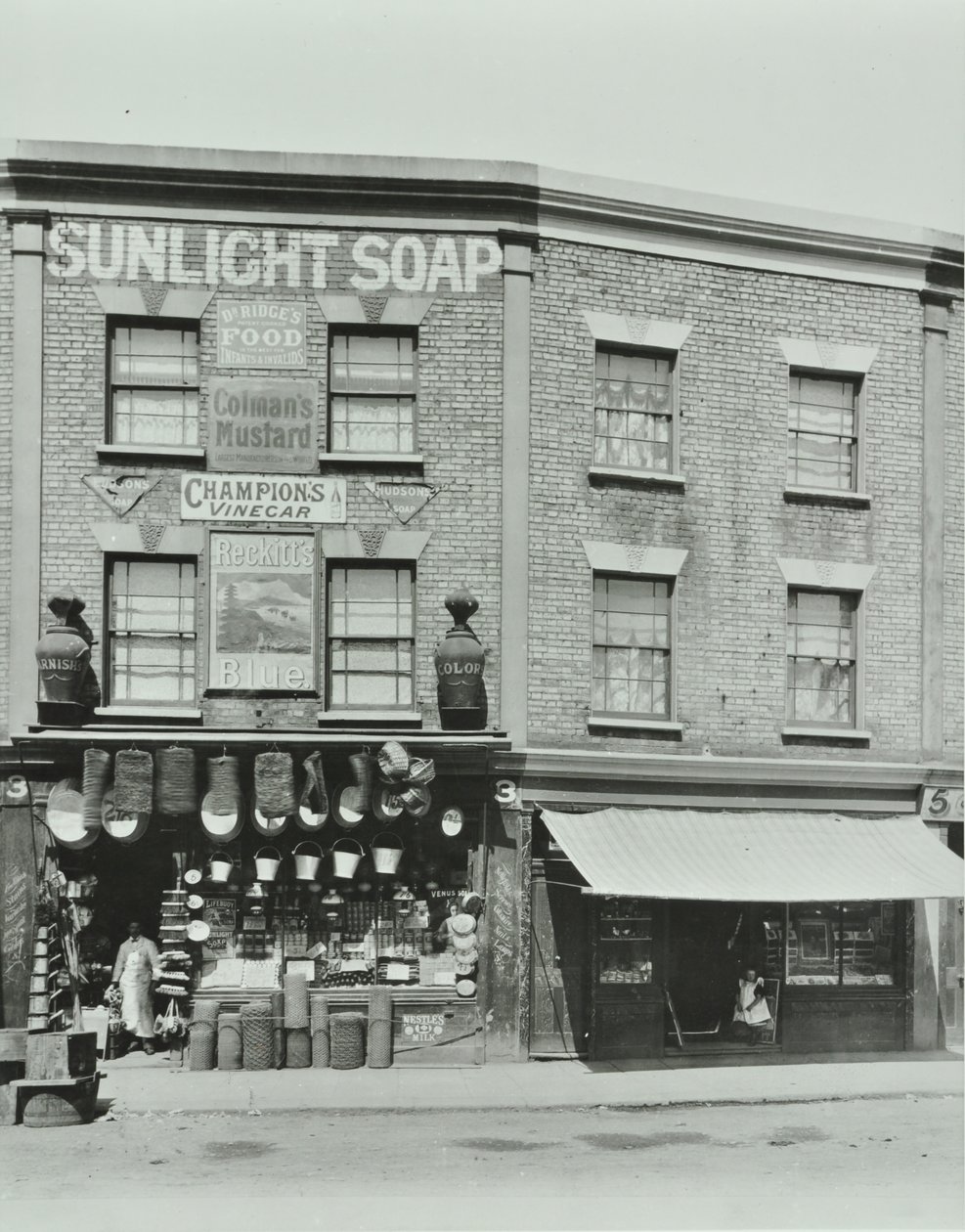 Gainsborough Road 3-4: Vorderansichten, London, 1899 von English Photographer