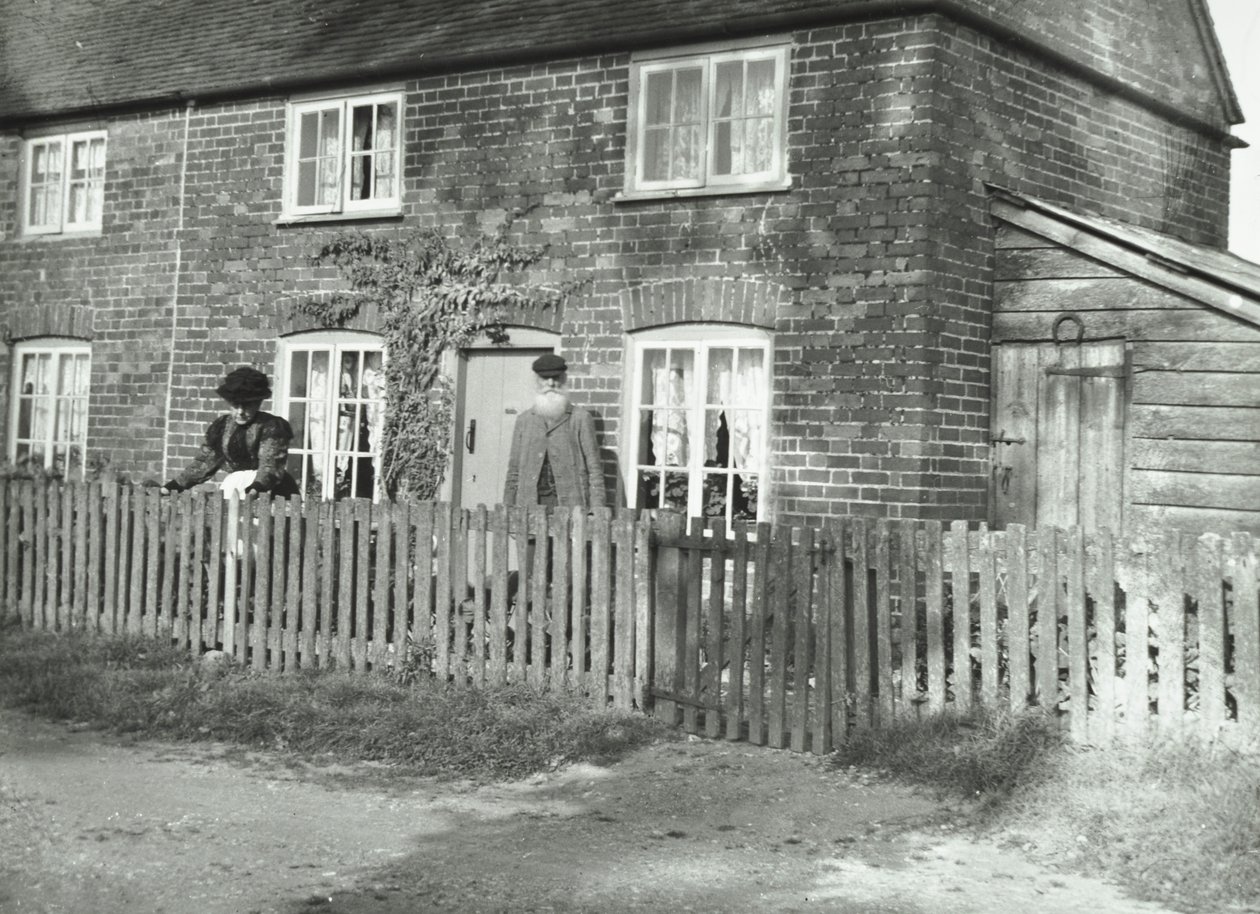 Eine ländliche Szene im Wandsworth-Gebiet mit einem älteren Paar im Garten eines cottageartigen Anwesens, London, 1895 von English Photographer