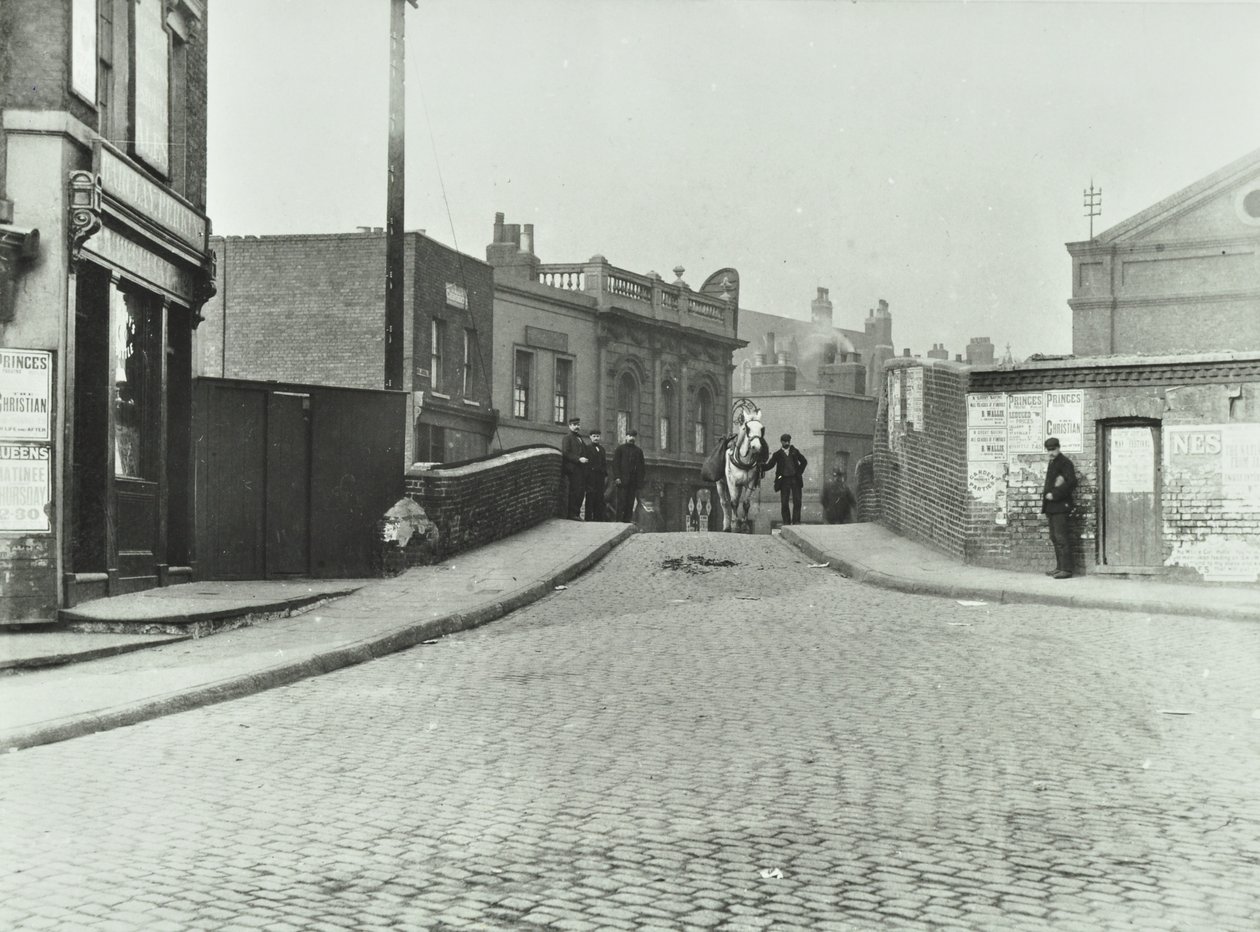 Ein weißes Pferd reist die Rhodeswell Road hinunter in Richtung Old Victory Bridge, 1895 von English Photographer