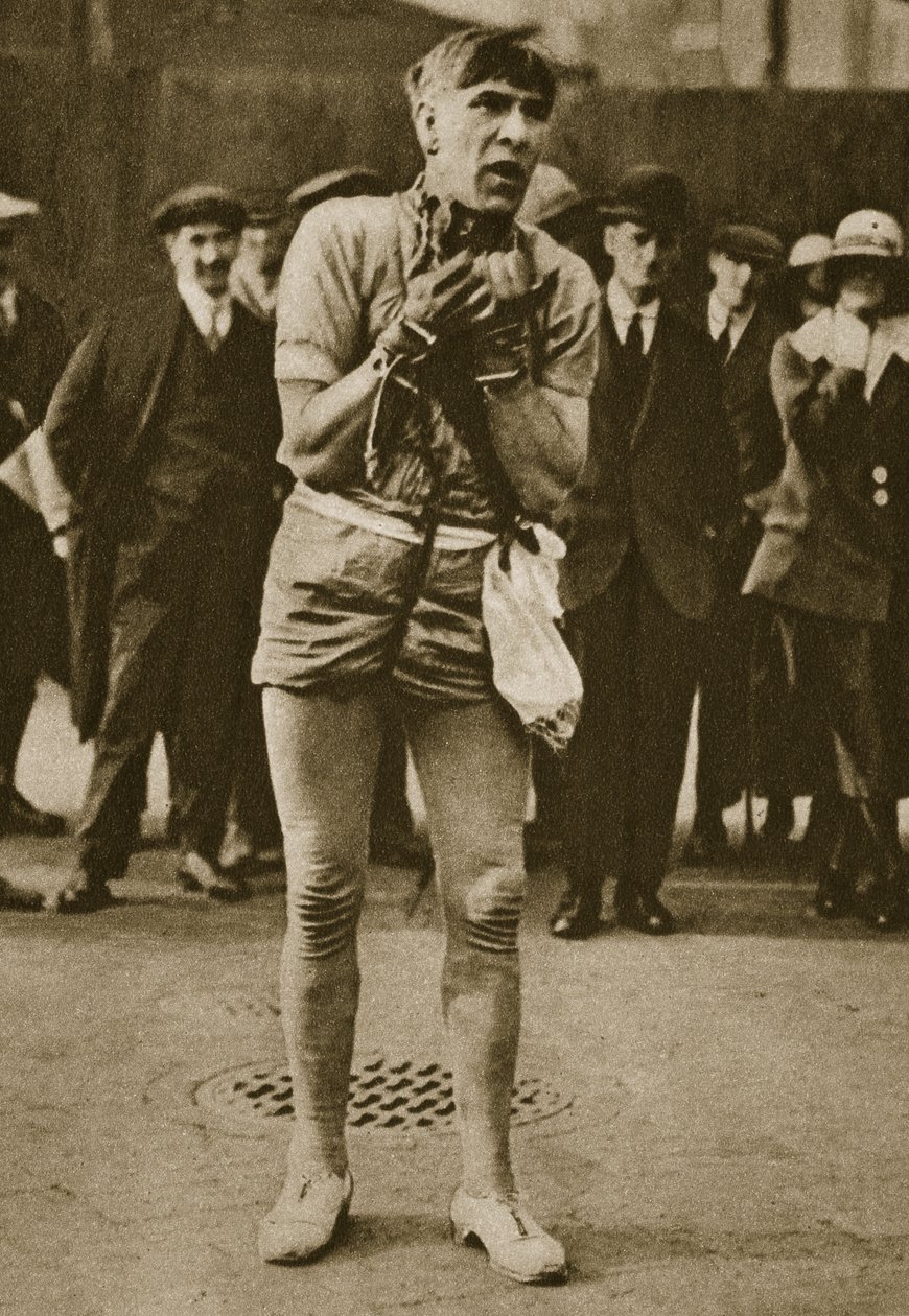 Ein Schauspieler verkleidet als Houdini vor einer Theaterbühne von English Photographer