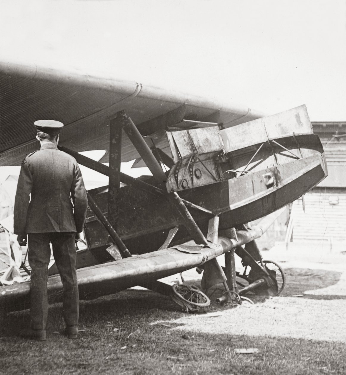 Gepanzertes deutsches Flugzeug mit sieben Maschinengewehren, das unsere Männer in den Schützengräben niedermäht von English Photographer