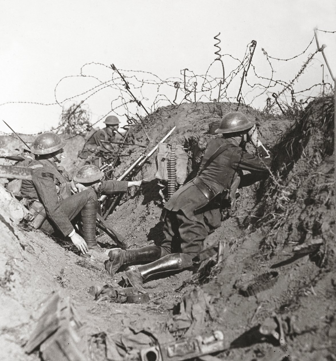 In Erwartung des großen Hunnenangriffs halten Beobachtungsoffizier und Signalgeber in St. Quentin scharfe Ausschau von English Photographer