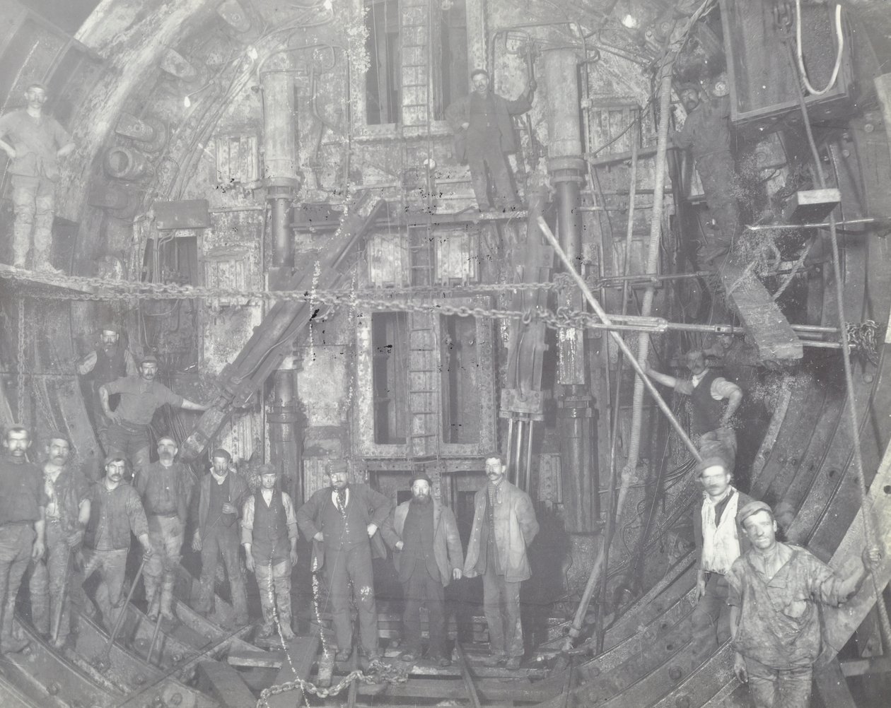 Blackwall Tunnel: Eine Gruppe von Arbeitern steht in der Luftschleuse, 1894 von English Photographer