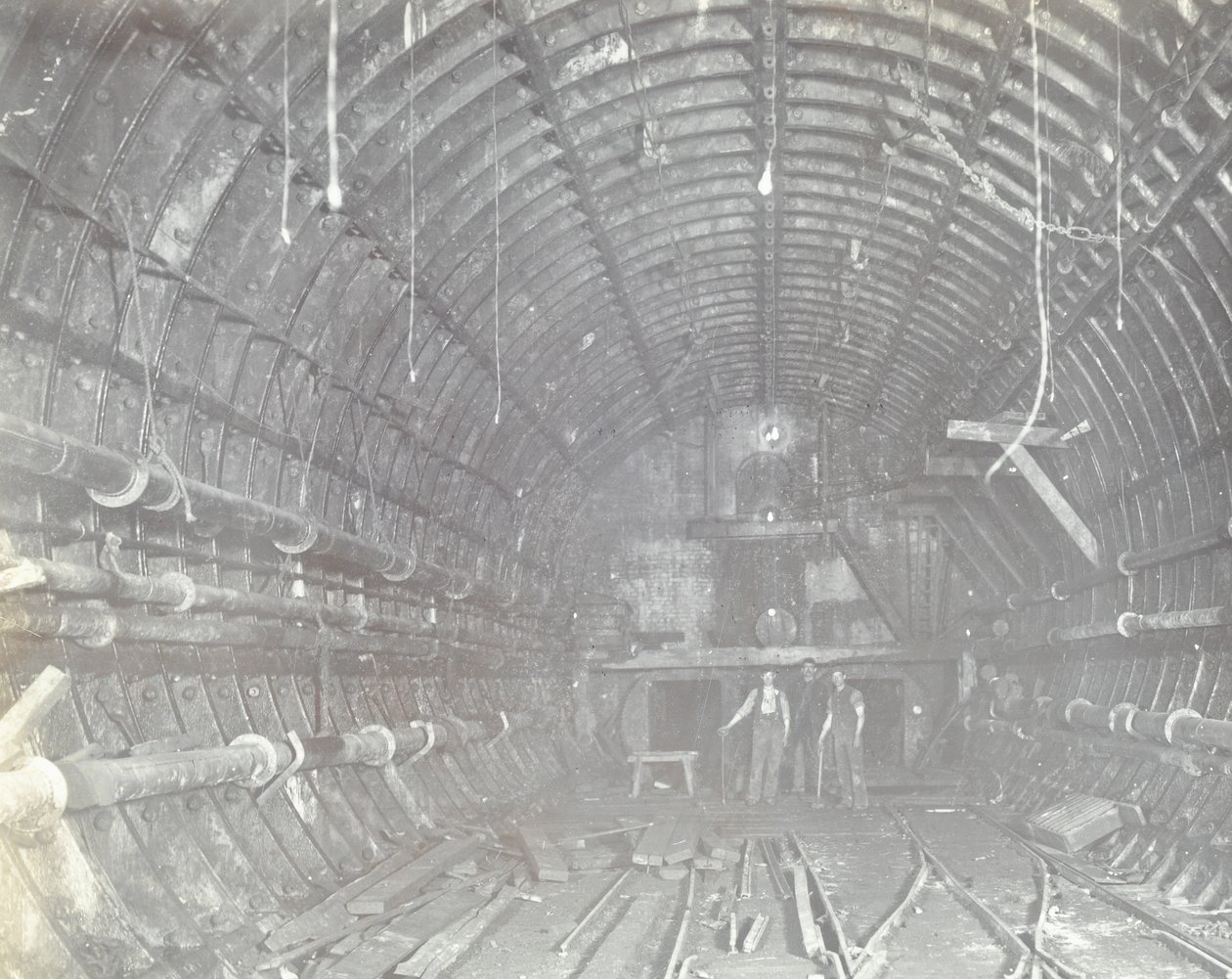 Blackwall Tunnel: Zwei Männer stehen in der Luftschleuse, 1894 von English Photographer