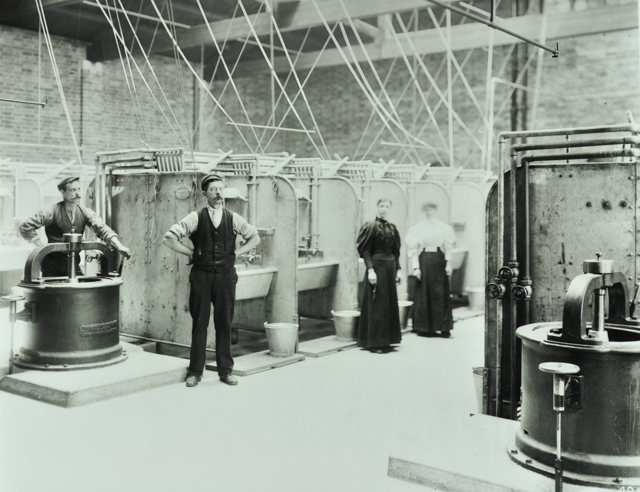 Boundary Street: Innenansicht des Waschraums, Menschen arbeiten mit Maschinen, London, 1897 von English Photographer