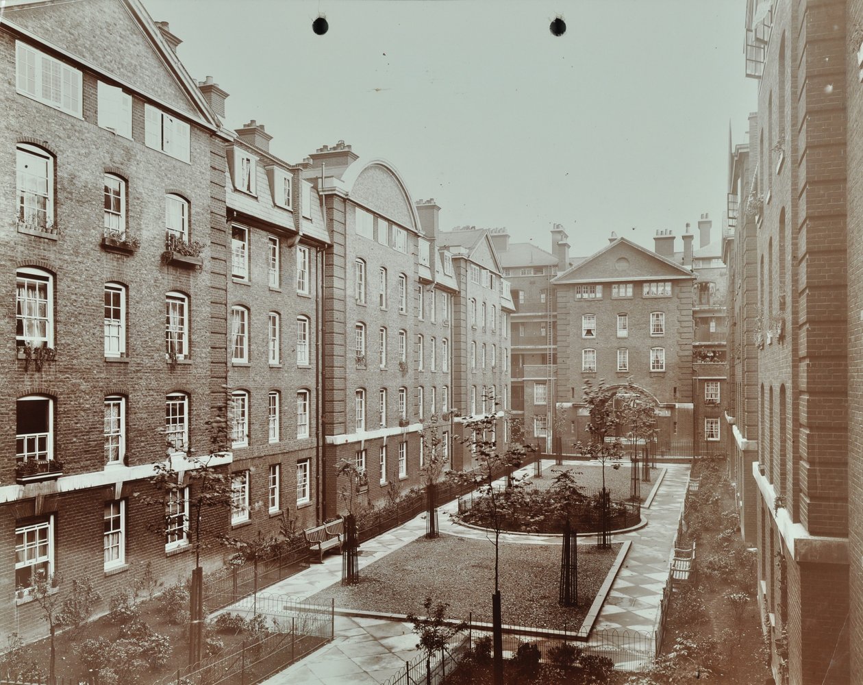 Bourne Estate: formaler Innenhofgarten, London von English Photographer