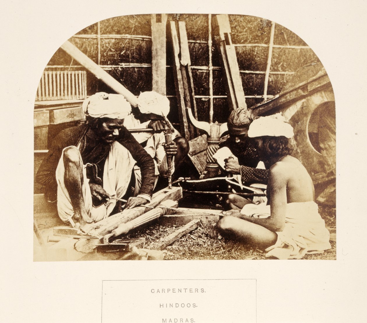 Zimmerleute, Hindus, Madras, aus The People of India, von J. Forbes Watson, veröffentlicht 1868 von English Photographer