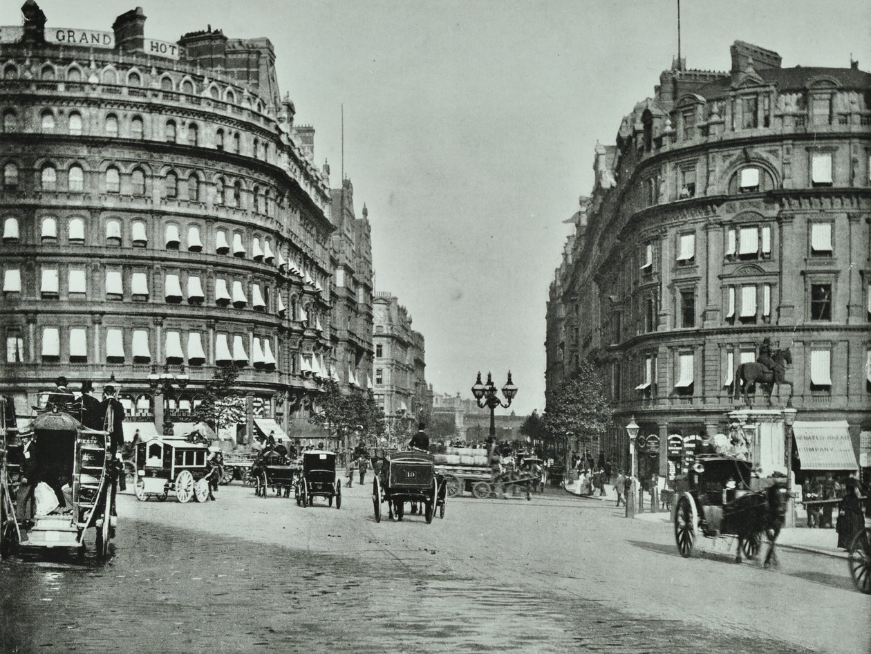 Charing Cross, Westminster LB: Northumberland Avenue von Trafalgar Square und Charing Cross, 1890 von English Photographer