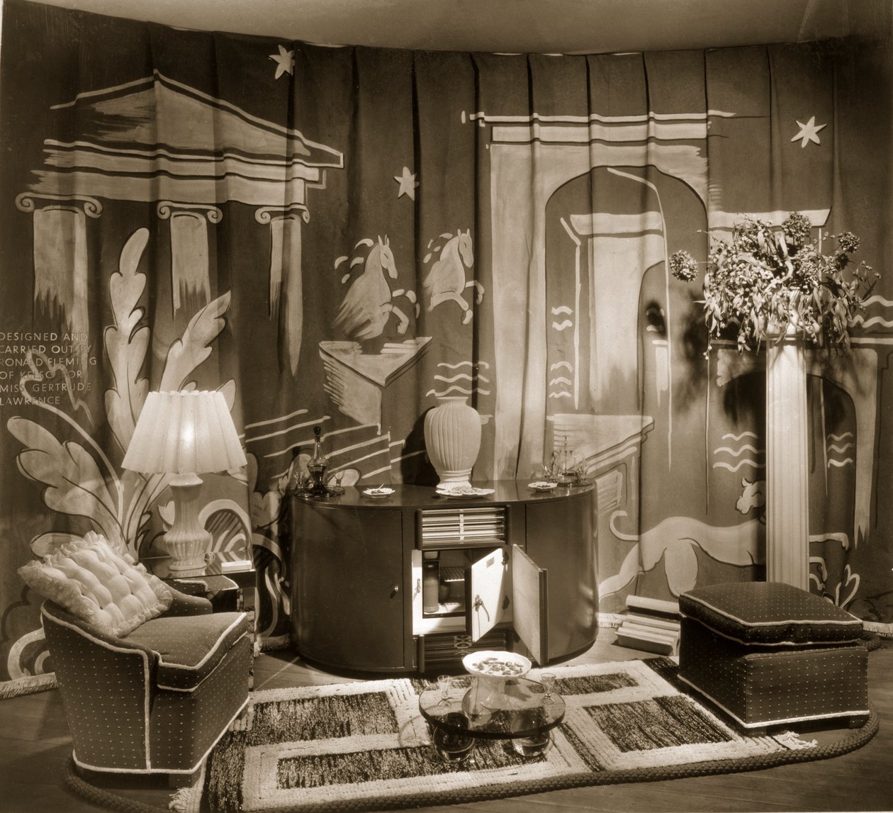 Dekorativer Messestand in der Dorland Hall mit hängendem Textil, 1940er Jahre von English Photographer