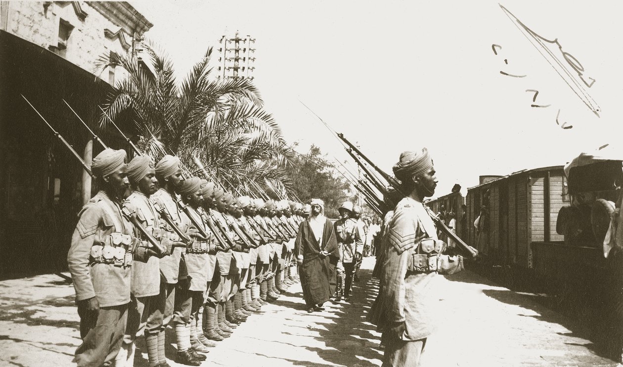 Emir Faisal am Bahnhof Lydda, Palästina, mit Sir Herbert Samuel, 1920 von English Photographer