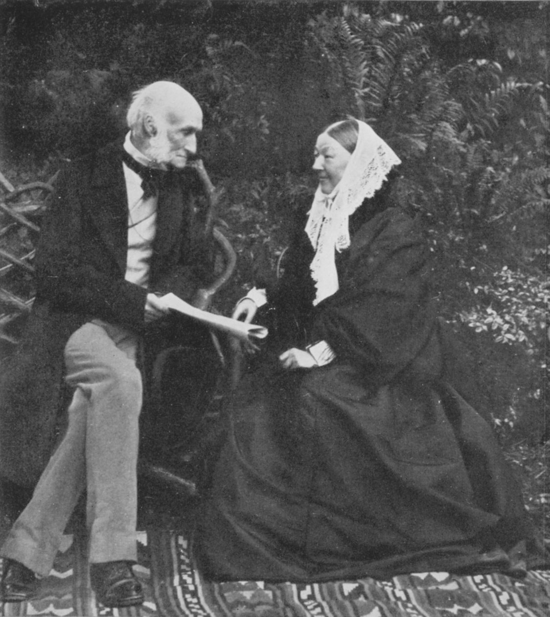 Florence Nightingale und Sir Harry Verney auf dem Rasen von Claydon House, 1889 von English Photographer