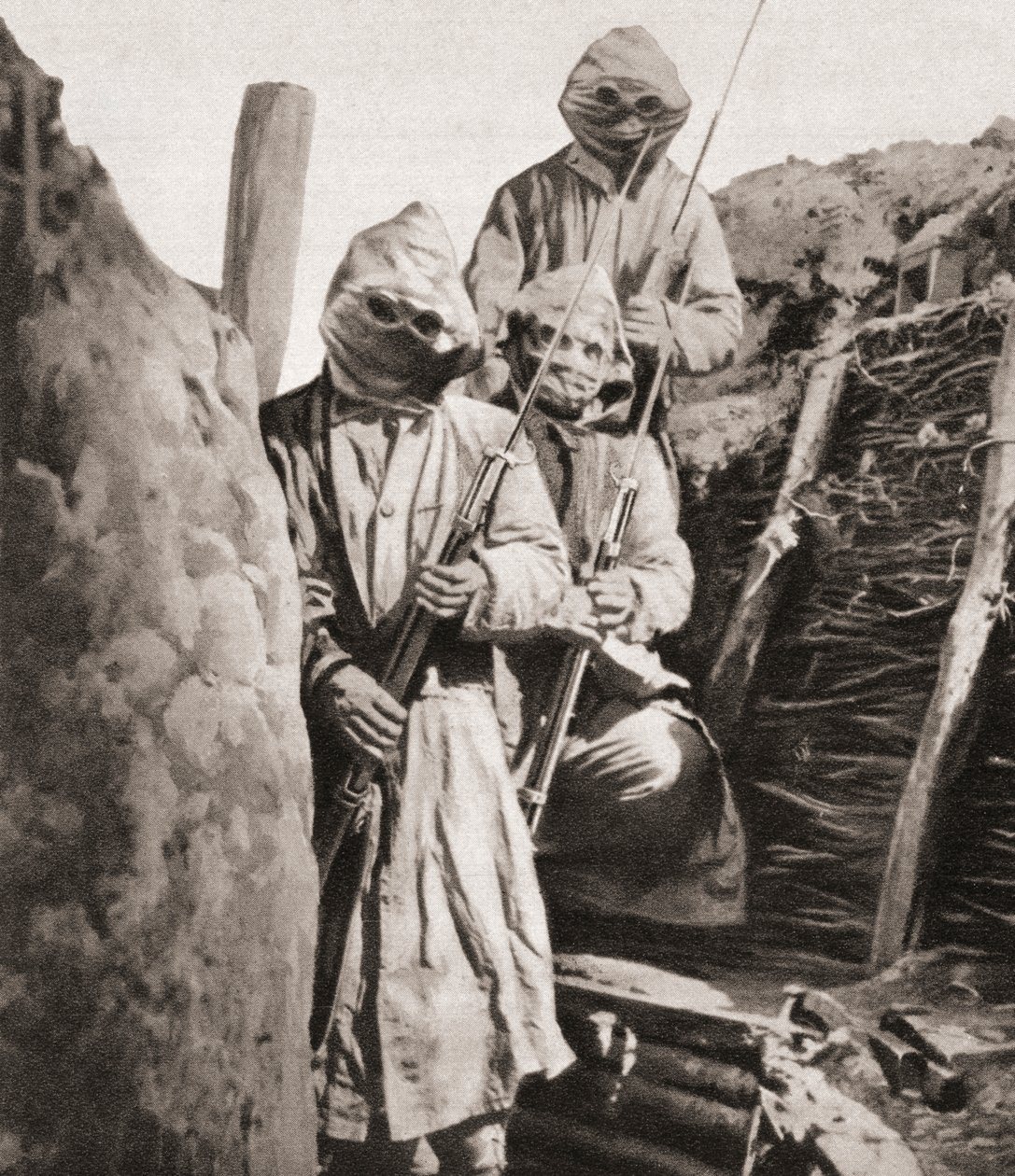 Französische Infanteristen während des Ersten Weltkriegs mit Atemschutzmasken gegen deutsches Giftgas, aus The Illustrated War News, 1915 von English Photographer
