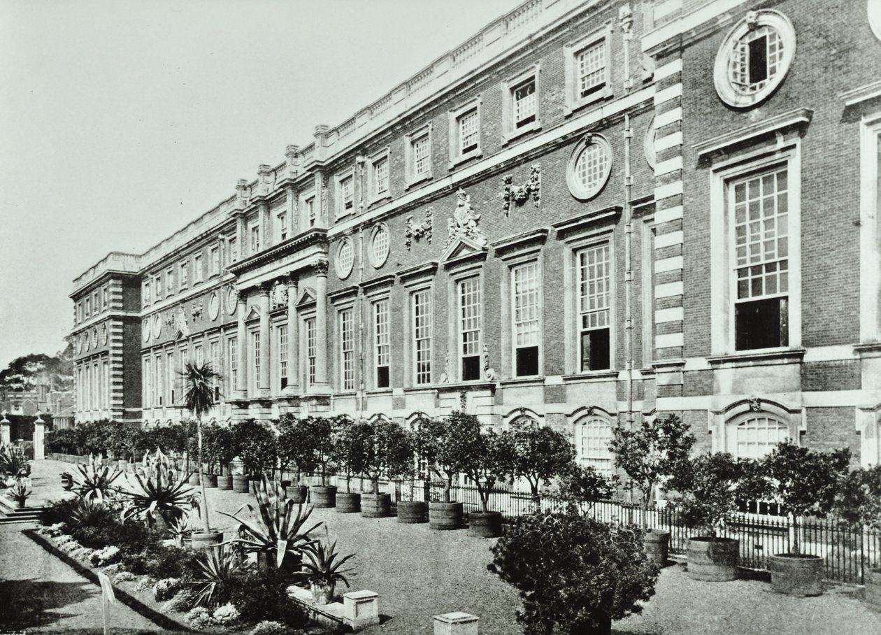 Hampton Court Palace, Hampton Court Road, Richmond: Die Terrasse, Wrens Court, 1896 von English Photographer