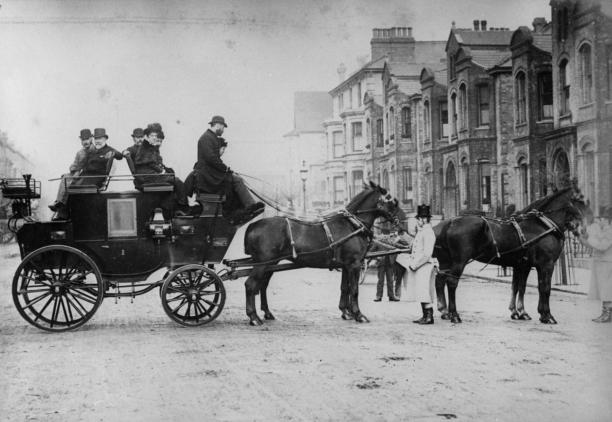 Pferdegezogener Postkutschenwagen, ca. 1880er von English Photographer