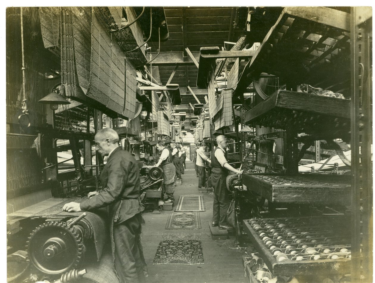 Jacquard-Weberei, Hughes Fabrik Nr. 2, 1923 von English Photographer