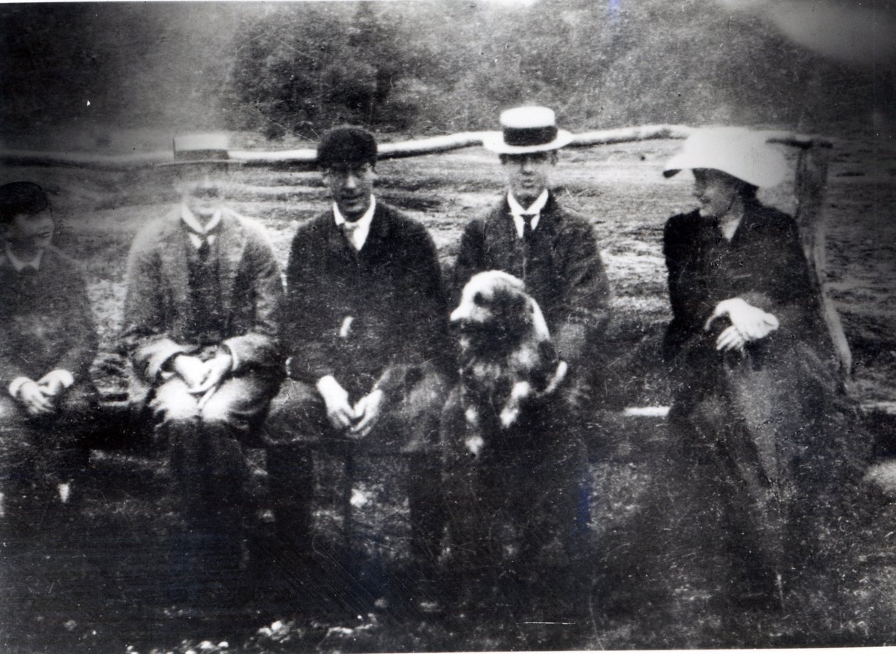 James und Lytton Strachey mit Thoby, Adrian und Virginia Stephen in Fritham, Hampshire, 1901 von English Photographer