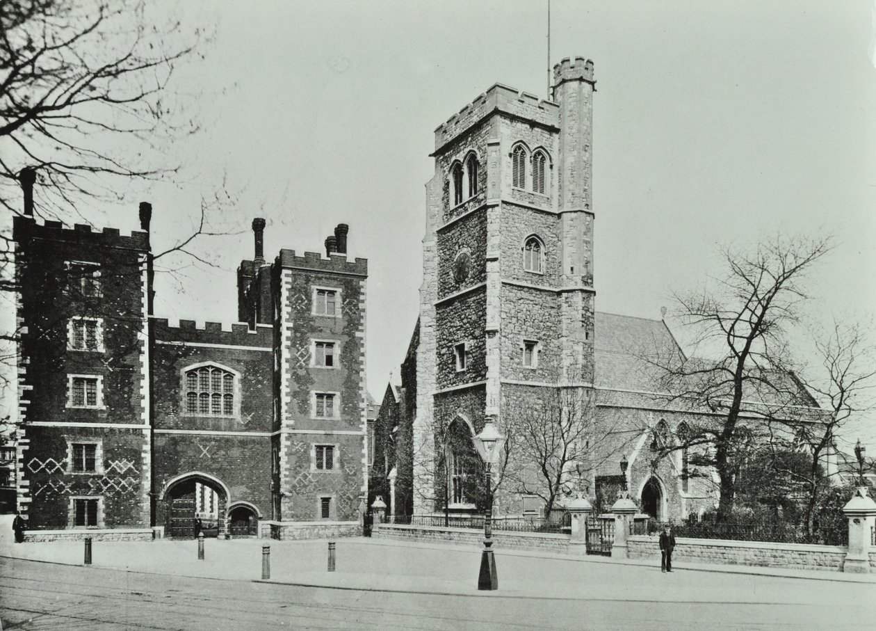 Lambeth Palace und Saint Marys Church, Lambeth Palace Road: Tor und Saint Marys Church, 1890 von English Photographer