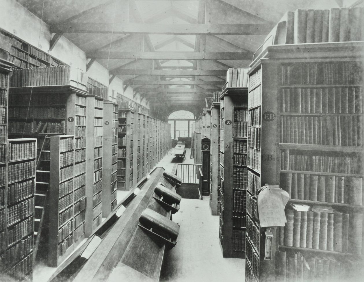 Bibliothek, Sion College, Victoria Embankment, City of London, 1885 von English Photographer