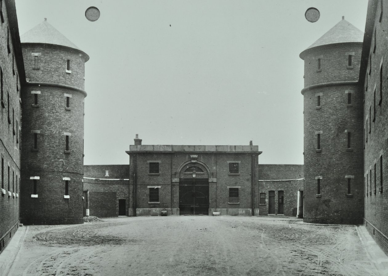 Millbank Prison: Hauptkorridor hinunter, 1885 von English Photographer