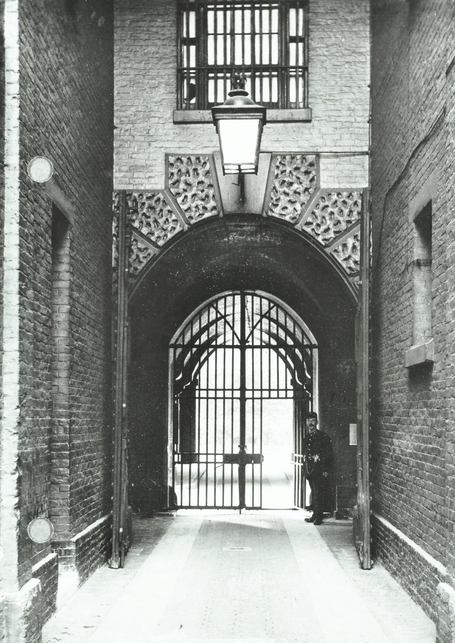 Millbank Prison: Hauptdurchgang, Warden Barnard in der Tür, 1885 von English Photographer