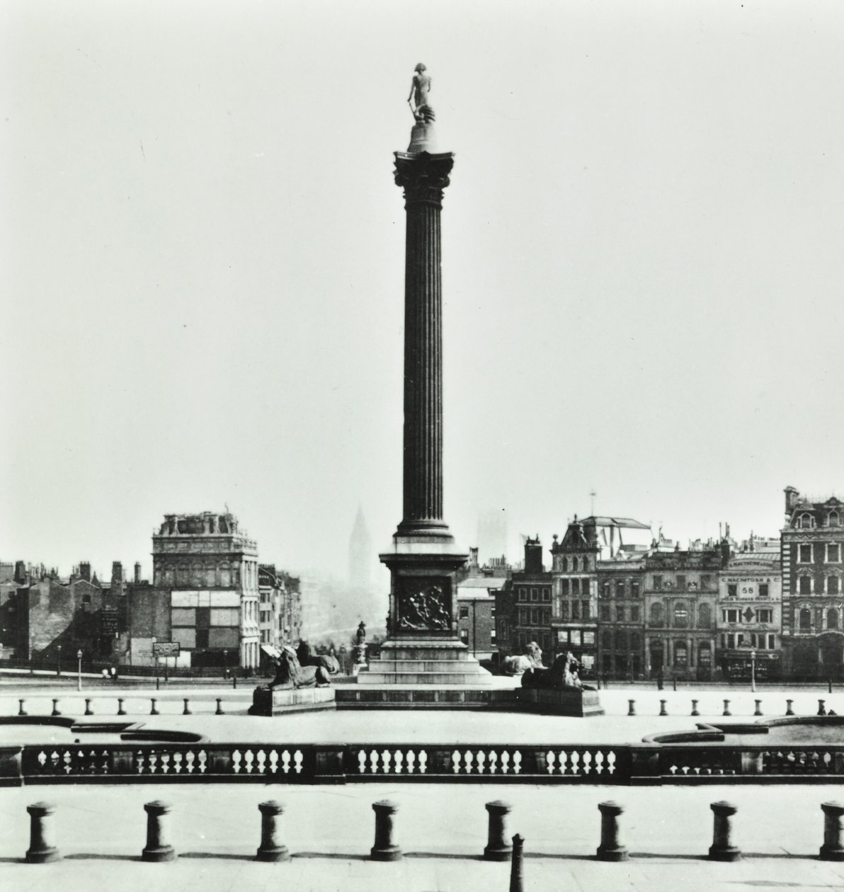 Nelsonsäule, Trafalgar Square, Westminster LB: Blick nach Süden von der National Gallery, 1870 von English Photographer