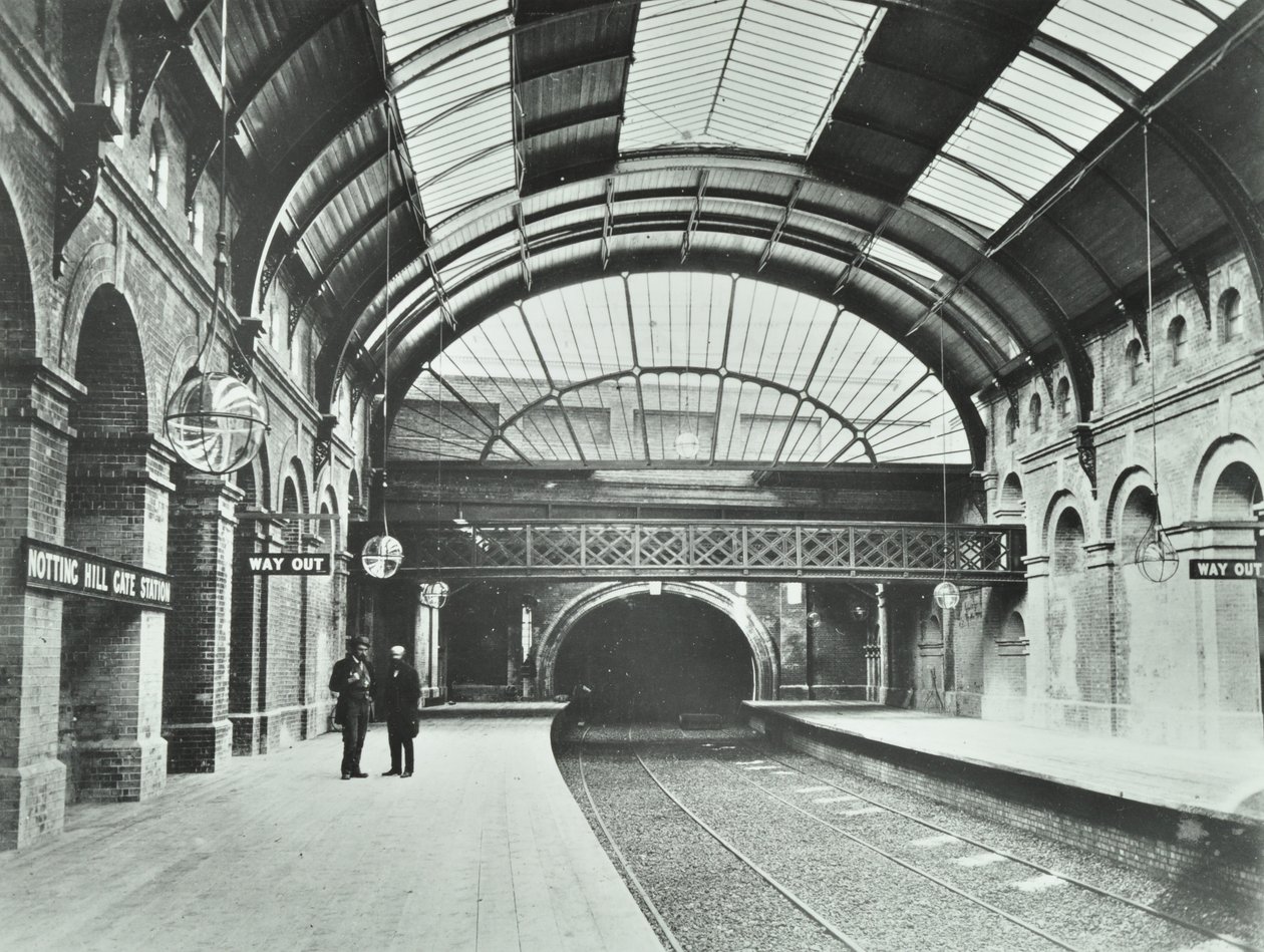 Notting Hill Gate Underground Station: Blick auf Bahnsteige und Gleise, 1868 von English Photographer