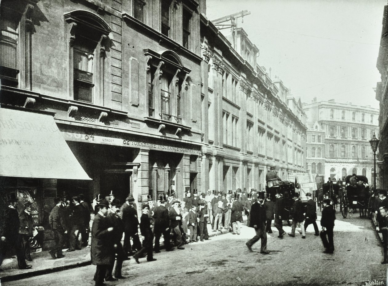 Old Broad Street, Eingang zur Börse, City of London, 1890 von English Photographer