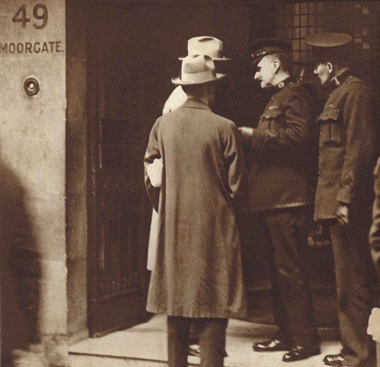 Polizei durchsucht die Büros der Sowjetischen Handelsgesellschaft (Arcos), 49 Moorgate, London, Mai 1927 von English Photographer