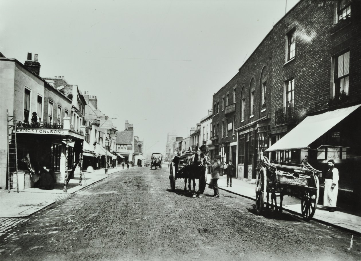 Putney High Street: Blick Richtung Brücke, 1885 von English Photographer